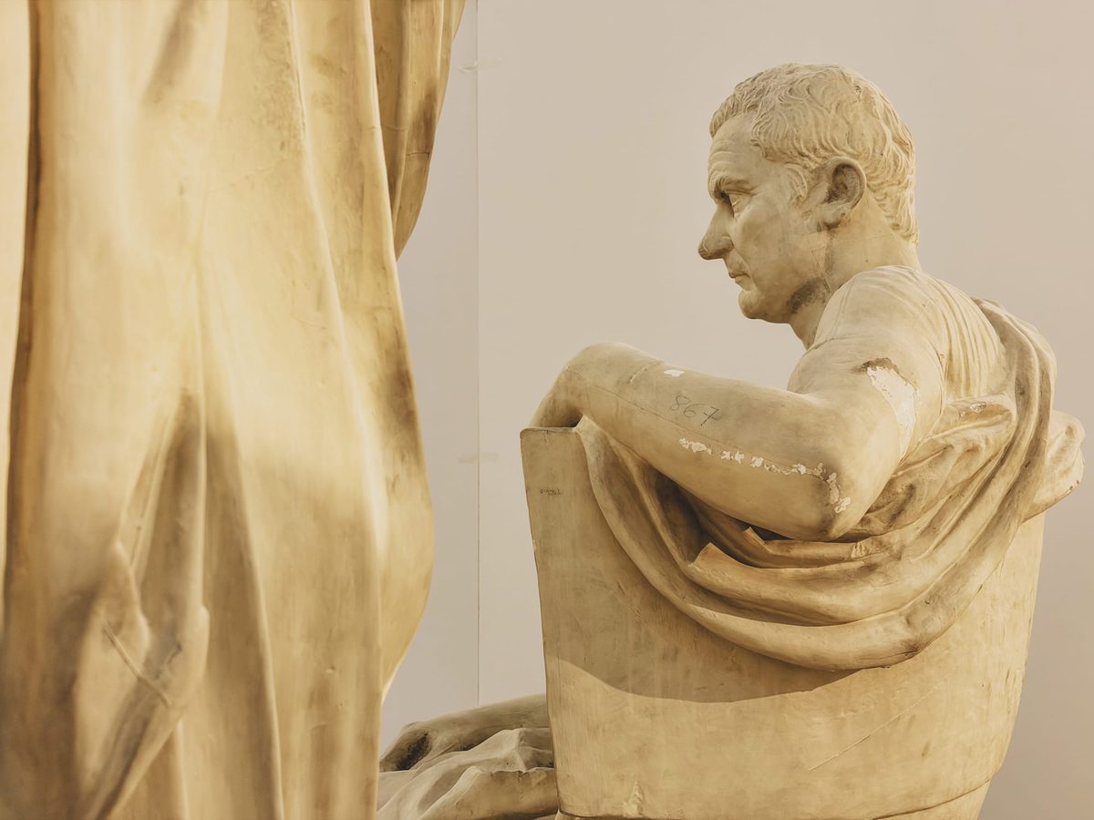 A statue of a sitting man. Image Anthony Nelzin-Santos.