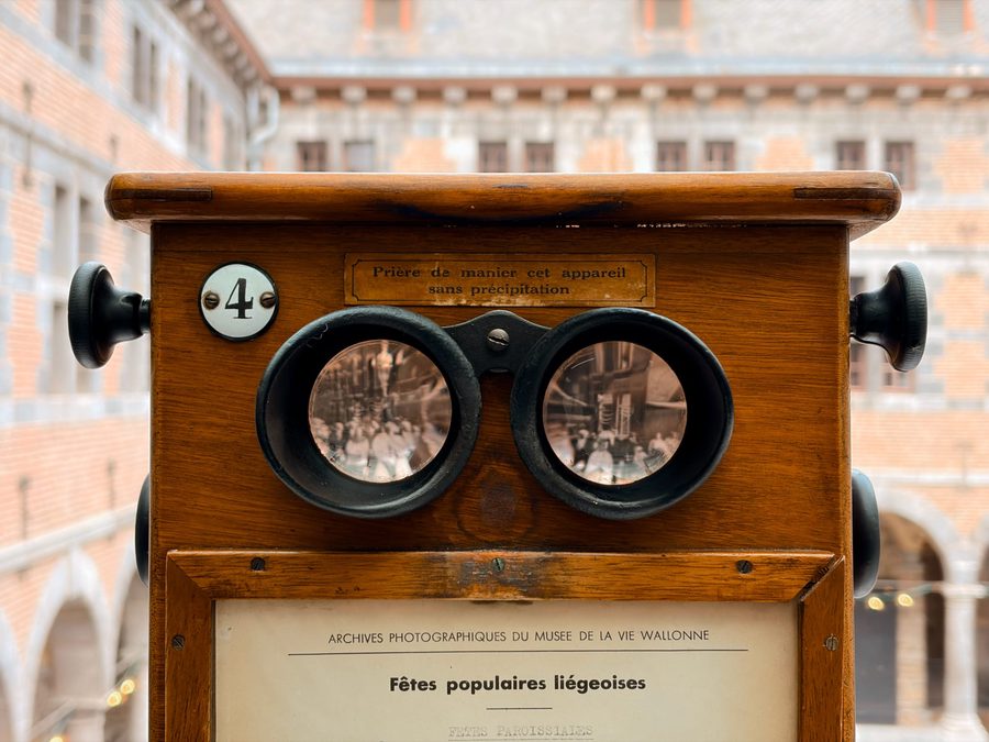 An old-timey stereoscope.