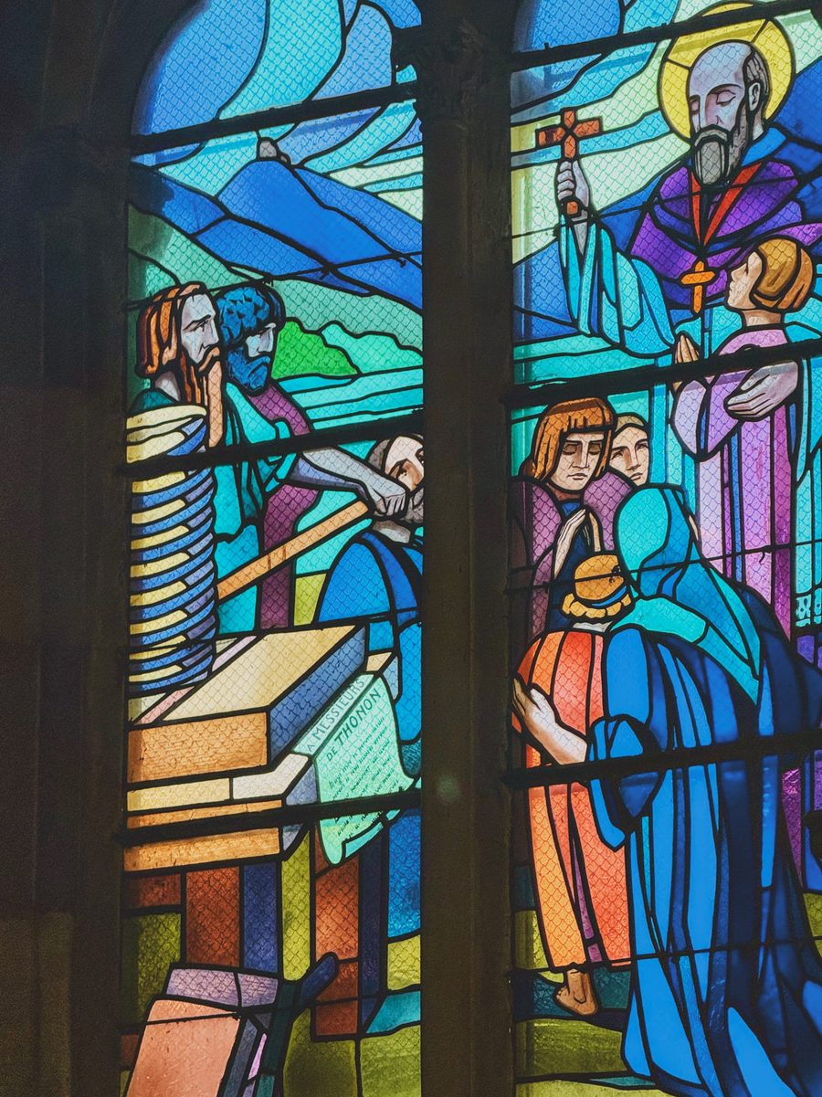 A stained glass window depicting Saint François of Sales.