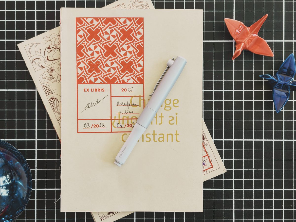 The Uniball Zento Signature on a stack of notebooks. Image Anthony Nelzin-Santos.